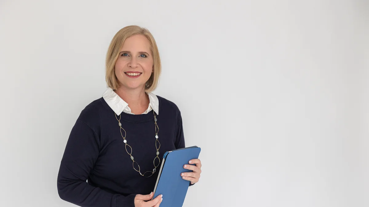 Stephanie Entenmann von ASDent mit Tablet – Abrechnung optimieren für Zahnarztpraxen