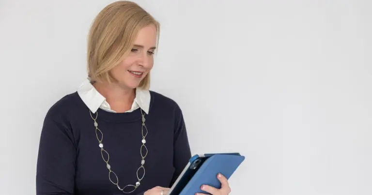 Stephanie Entenmann prüft Unterlagen auf dem Tablet – GOÄ 5 beim Zahnarzt richtig abrechnen